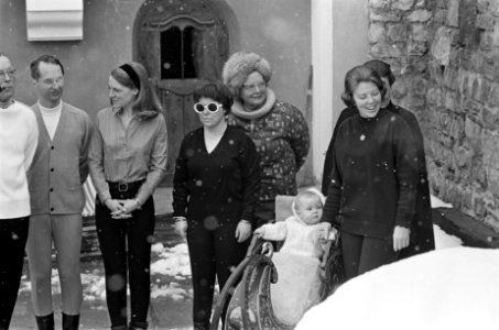 Koninklijke familie in Lech. koningin Juliana op weg naar de skitocht, Bestanddeelnr 921-1357