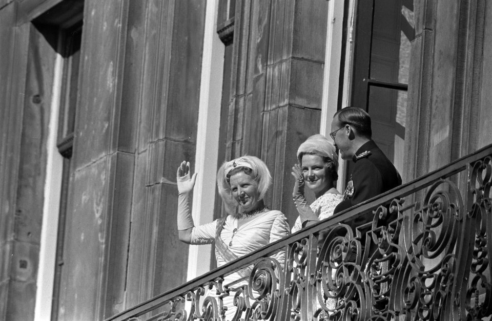 Koninklijk paar en Prinses Irene op balkon van het Lange Voorhout, Bestanddeelnr 910-6735