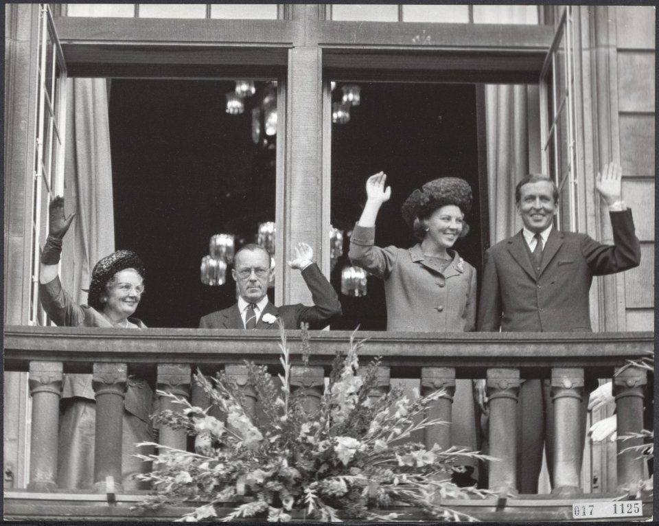 Koninklijk huis, prinsessen, prinsen, koninginnen, bezoeken, stadhuizen, balkons, Bestanddeelnr 017-1125