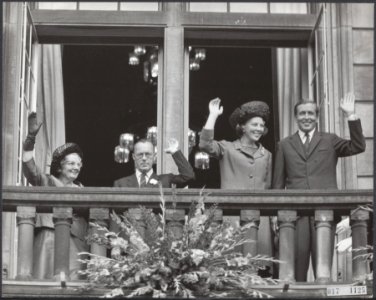 Koninklijk huis, prinsessen, prinsen, koninginnen, bezoeken, stadhuizen, balkons, Bestanddeelnr 017-1125