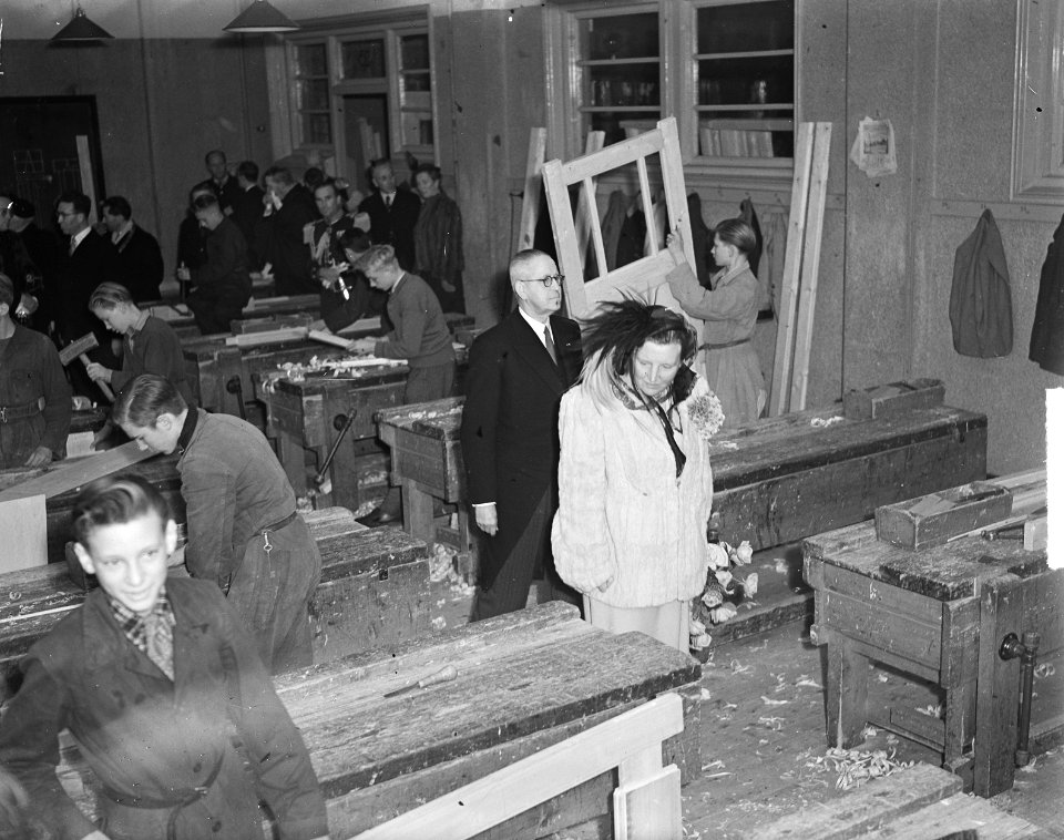 Koninklijk paar in Amsterdam, bezoek aan Ambachtschool, Bestanddeelnr 903-6739