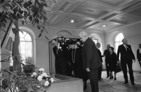 Koninklijke familie bij Nationale dodenherdenking in Ridderzaal, Den Haag Koni, Bestanddeelnr 923-4944