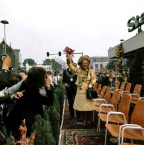 Koninklijke familie bij viering Regeringsjubileum in Tilburg Koningin Juliana z, Bestanddeelnr 254-9327
