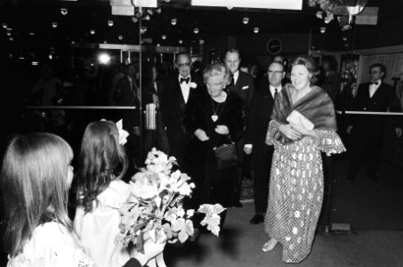 Koninklijke familie bij premiere Nederlandse speelfilm Rooie Sien in City Amst, Bestanddeelnr 927-8272