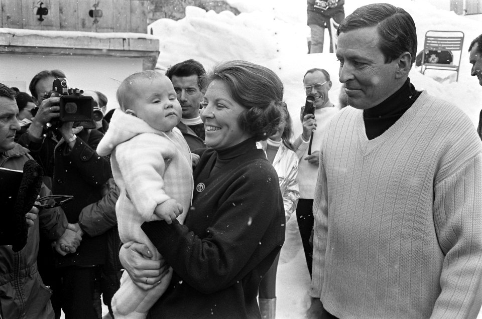 Koninklijke familie in Lech. Prins Bernhard met muts klaar voor skitocht, Bestanddeelnr 921-1347
