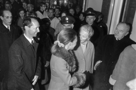 Koninklijke familie is terug uit Lech, prinses Irene en prins Carel Hugo komen a, Bestanddeelnr 922-2275