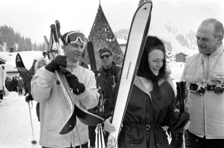 Koninklijke familie in Lech. Prins Bernhard met muts klaar voor skitocht, Bestanddeelnr 921-1345