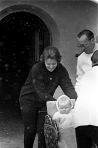 Koninklijke familie in Lech. Prinses Beatrix en prins Claus in de skilift, Bestanddeelnr 921-1352