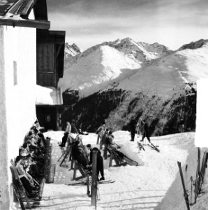 Koninklijke familie in Sankt Anton. Wintersporters in de zon, Bestanddeelnr 934-7061