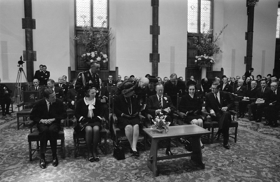 Koninklijke familie bij Nationale dodenherdenking in Ridderzaal, Den Haag Koni, Bestanddeelnr 923-4945