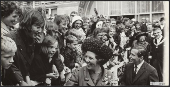Koninklijk huis, prinsessen, prinsen, bezoeken, publiek, Beatrix, prinses, Claus, Bestanddeelnr 017-1099