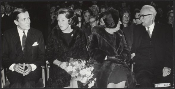 Koninklijk huis, prinsessen, prinsen, koninginnen, bezoeken, concerten, publiek,, Bestanddeelnr 017-1249