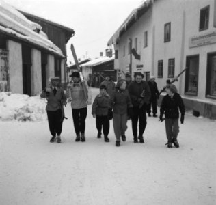 Koninklijke Familie in Sankt Anton 3 prinsessen, Bestanddeelnr 904-3673