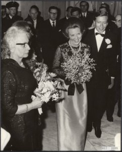 Koninklijk huis, prinsessen, prinsen, bezoeken, toneel, Beatrix, prinses, Claus,, Bestanddeelnr 017-1388