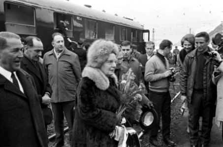 Koninklijke familie gaat met de trein naar de wintersport in Lech. Koningin Juli, Bestanddeelnr 921-1321