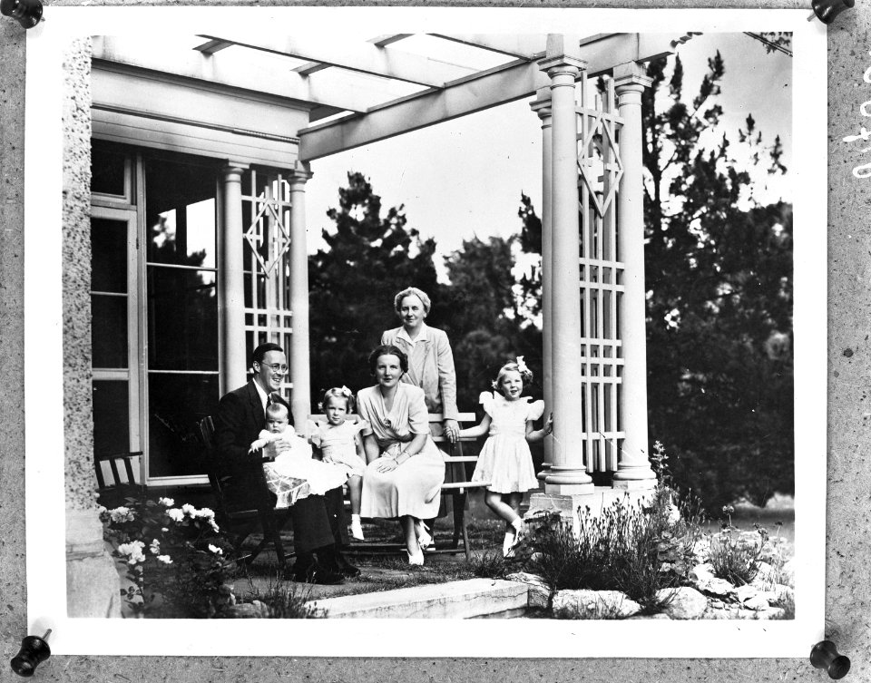 Koninklijke familie bijeen in zomerhuis koningin Wilhelmina in de Verenigde Sta, Bestanddeelnr 900-8781