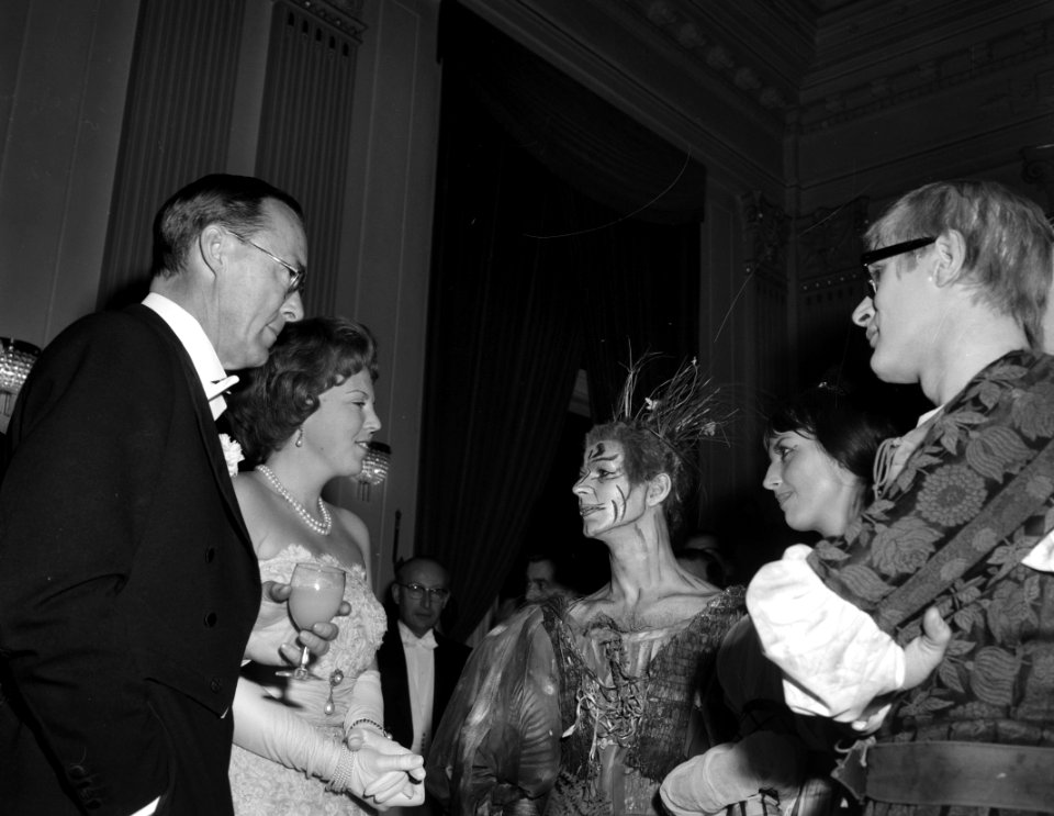 Koninklijk paar en prinses Beatrix bij Midzomernachtsdroom Stadsschouwburg Ko, Bestanddeelnr 913-4875