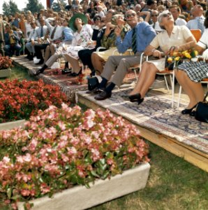 Koninklijke Familie bij viering Regeringsjubileum in Tilburg Koninklijk Paar, Bestanddeelnr 254-9332
