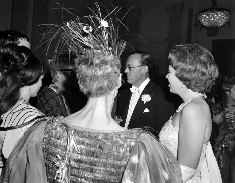 Koninklijk paar en prinses Beatrix bij Midzomernachtsdroom Stadsschouwburg Ko, Bestanddeelnr 913-4876