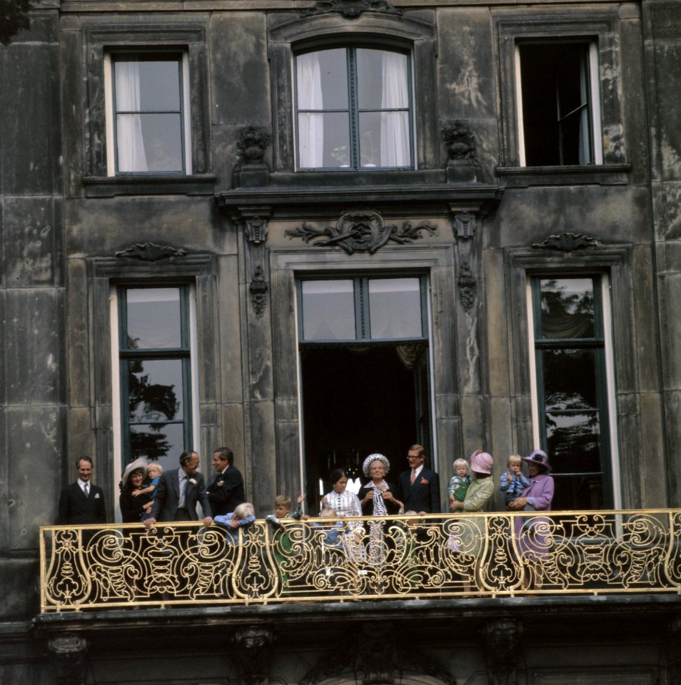 Koninklijke Familie bij viering Regeringsjubileum in Den Haag Koninklijke Fami, Bestanddeelnr 254-9340