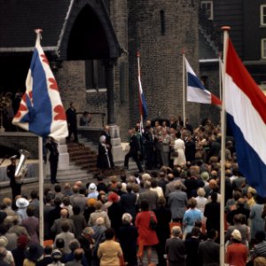 Koninklijke Familie bij viering Regeringsjubileum in Den Haag overzichten Binn, Bestanddeelnr 254-9337