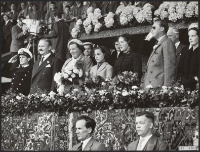 Koninklijk huis, prinsessen, koninginnen, prinsen, publiek, tribunes, stadions, , Bestanddeelnr 019-0403