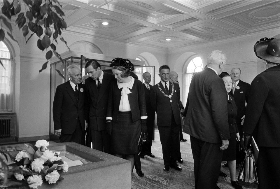 Koninklijke familie bij Nationale dodenherdenking in Ridderzaal, Den Haag Koni, Bestanddeelnr 923-4946