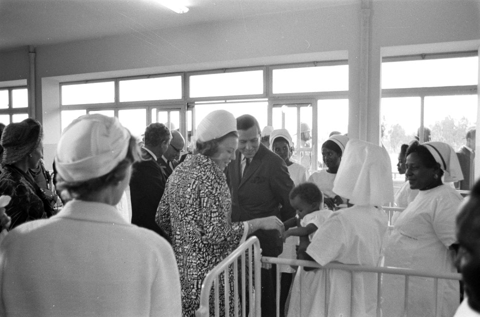 Koninklijke familie in Ethiopie Prinses Beatrix en Prins Claus op kinderafdeling, Bestanddeelnr 922-0499