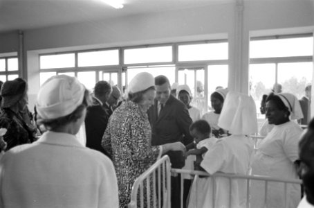Koninklijke familie in Ethiopie Prinses Beatrix en Prins Claus op kinderafdeling, Bestanddeelnr 922-0499