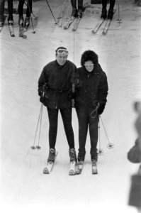 Koninklijke familie in Lech. Prinses Beatrix en prins Claus in de skilift, Bestanddeelnr 921-1353