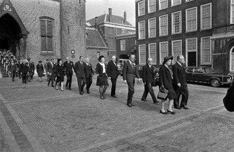 Koninklijke familie bij Nationale dodenherdenking in Ridderzaal, Den Haag Koni, Bestanddeelnr 923-4942