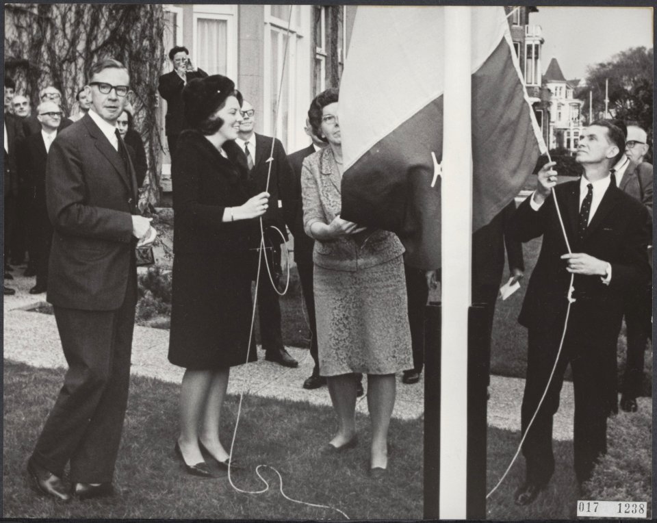Koninklijk huis, prinsessen, openingen, vlaggen, Beatrix, prinses, Damoiseaux J., Bestanddeelnr 017-1238
