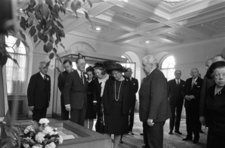 Koninklijke familie bij Nationale dodenherdenking in Ridderzaal, Den Haag bij , Bestanddeelnr 923-4943