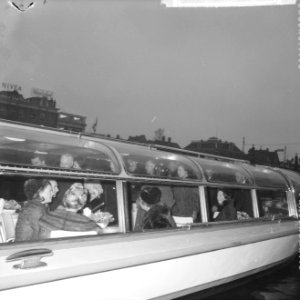 Koninklijke familie bij Amstelhotel bij rondvaartboot, in rondvaartboot Prinses , Bestanddeelnr 916-0402