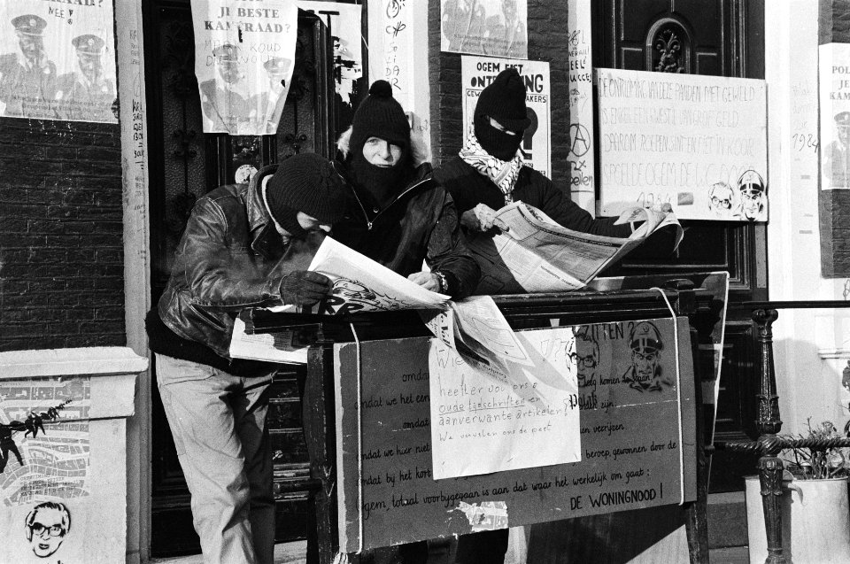 Kraakpanden aan de Keizersgracht 242 252 krakers met bivakmutsen voor de pande, Bestanddeelnr 930-6293