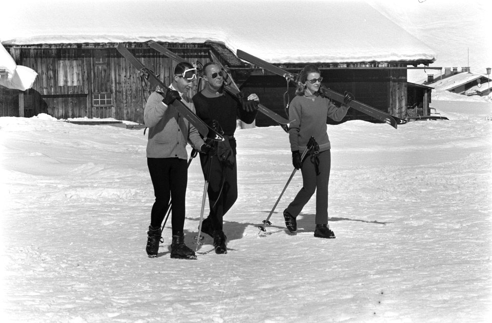 Koninklijke familie met wintersportvakantie in Lech nr. 2 , 3 v.l.n.r. Carel Hu, Bestanddeelnr 922-1891