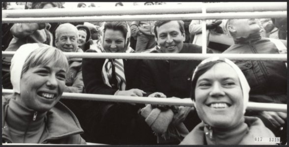 Koninklijk huis, prinsessen, prinsen, Olympische Spelen, schaatsers, tribunes, B, Bestanddeelnr 017-1318
