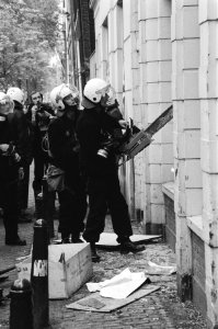 Kraakpand aan de Groenburgwal in Amsterdam door ME ontruimt 25, 26 ME komt de k, Bestanddeelnr 931-5392