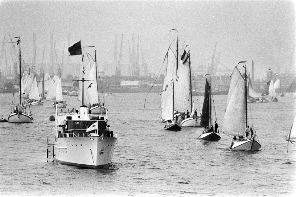 Koninklijke familie bezoekt vlootschouw Rotterdam Maritiem overzicht vlootschou, Bestanddeelnr 929-7304