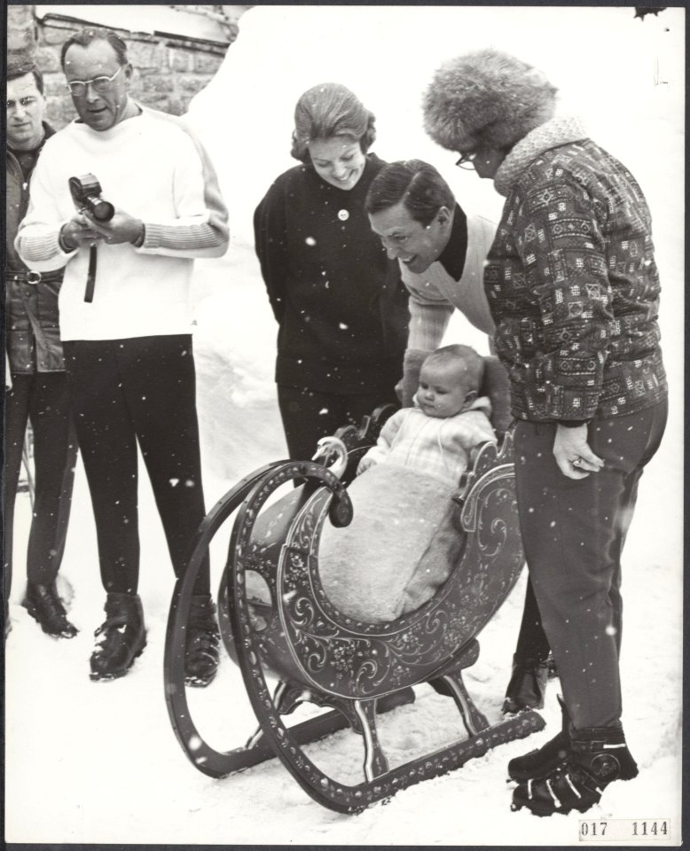Koninklijk huis, prinsessen, prinsen, koninginnen, sneeuw, skien, Beatrix, prins, Bestanddeelnr 017-1144