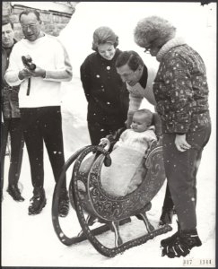 Koninklijk huis, prinsessen, prinsen, koninginnen, sneeuw, skien, Beatrix, prins, Bestanddeelnr 017-1144