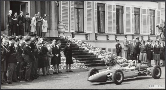 Koninklijk huis, prinsessen, koninginnen, prinsen, koninginnedag, raceauto's, Ju, Bestanddeelnr 019-0738