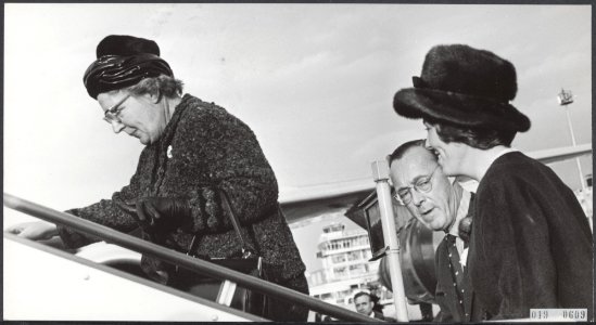 Koninklijk huis, prinsessen, koninginnen, prinsen, VERTREKKEN, vliegvelden, Beat, Bestanddeelnr 019-0609