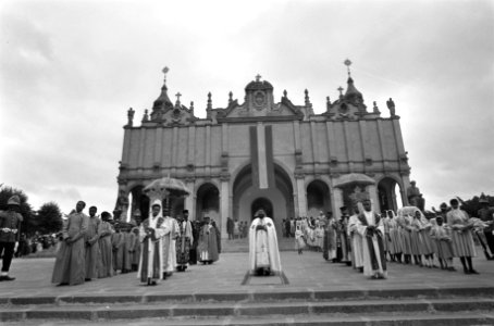 Koninklijke familie bezoekt Holy Trinity Cathedraal in Addis Abeba, Bestanddeelnr 922-0504