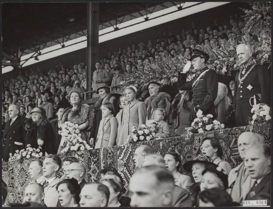 Koninklijk huis, prinsessen, koninginnen, prinsen, stadions, publiek, optochten,, Bestanddeelnr 019-0364