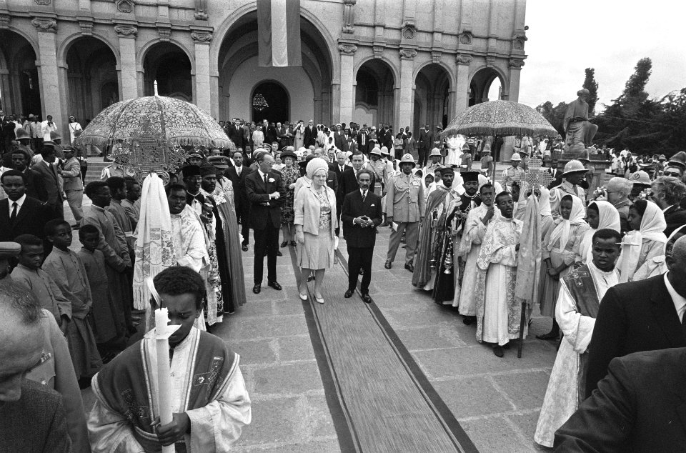 Koninklijke familie bezoekt Holy Trinity Cathedraal in Addis Abeba vertrek uit d, Bestanddeelnr 922-0508