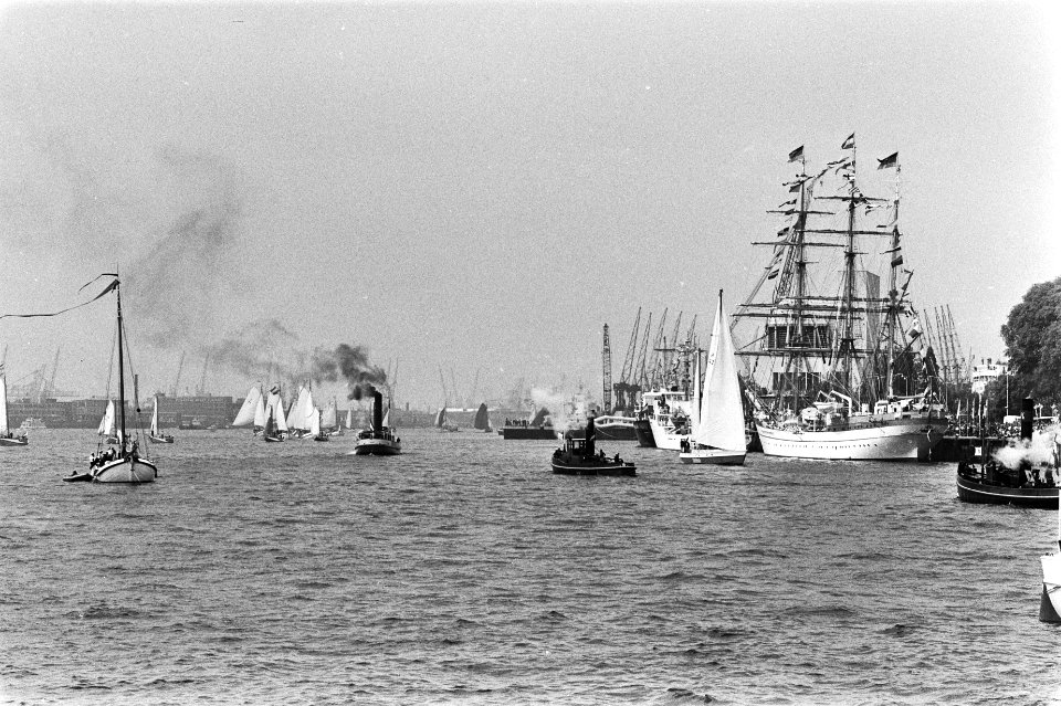 Koninklijke familie bezoekt vlootschouw Rotterdam Maritiem overzicht vlootschou, Bestanddeelnr 929-7303