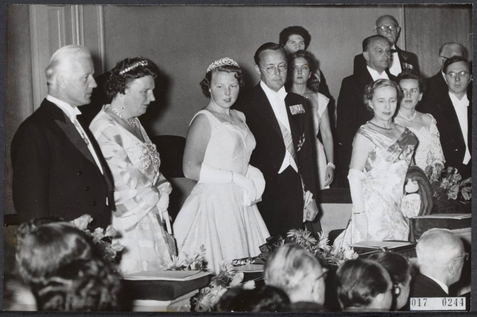 Koninklijk huis, prinsessen, koninginnen, prinsen, bezoeken, theaters, Beatrix, , Bestanddeelnr 017-0244
