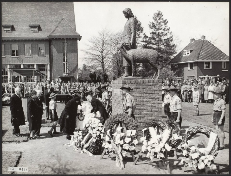 Koninklijk Huis, prinsessen, onthullingen, kransleggingen, standbeelden, Kuipers, Bestanddeelnr 043-0498