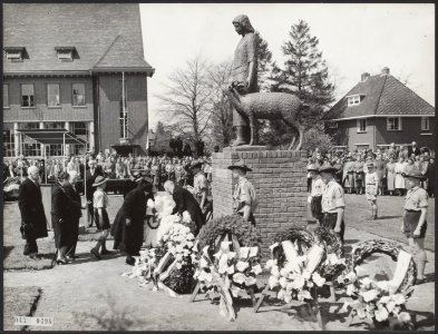 Koninklijk Huis, prinsessen, onthullingen, kransleggingen, standbeelden, Kuipers, Bestanddeelnr 043-0498